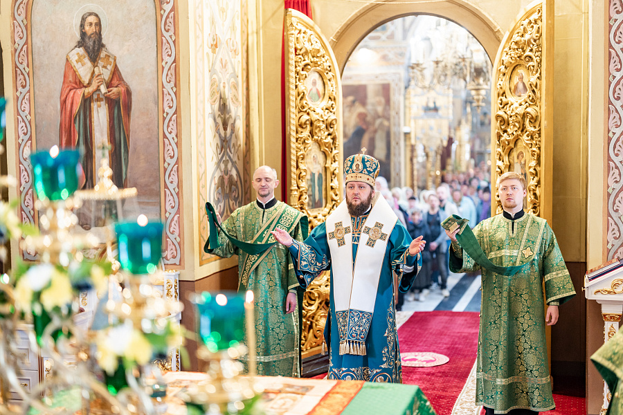 Божественная литургия и вечерня с чтением коленопреклонных молитв в Троицком кафедральном соборе Подольска